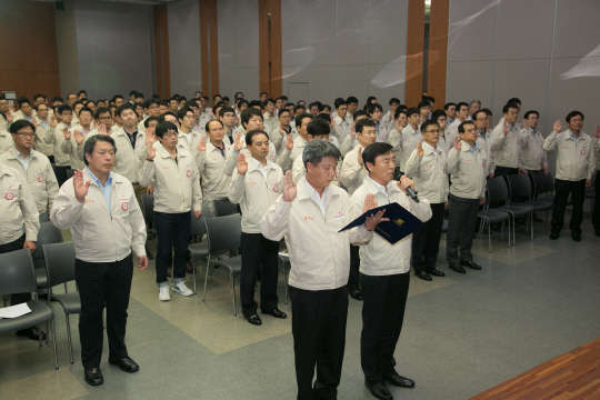 쌍용건설 임직원들이 안전혁신 결의대회에서 무재해 달성을 위한 안전결의 선서를 하고 있다.  쌍용건설 제공